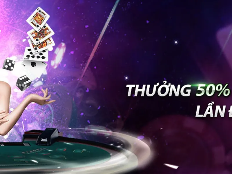 Bàn Poker với chip và bài